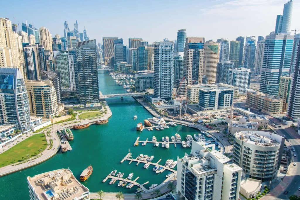 Dubai Marina — современный район Дубая с небоскрёбами, набережной и яхтами